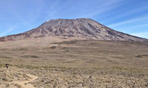 Monte Kilimanjaro, el más alto de África, en pie